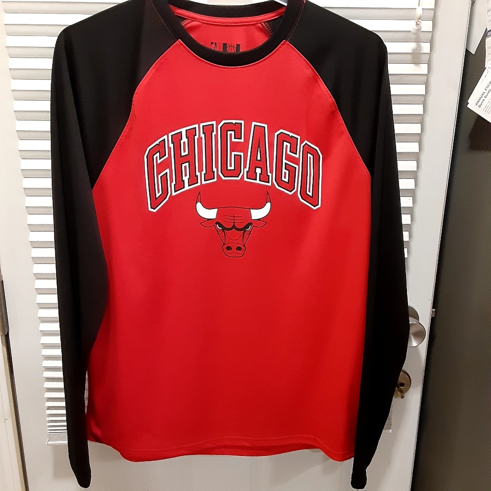 Chicago bulls pullover long Sleeve shirt.  Size XL.